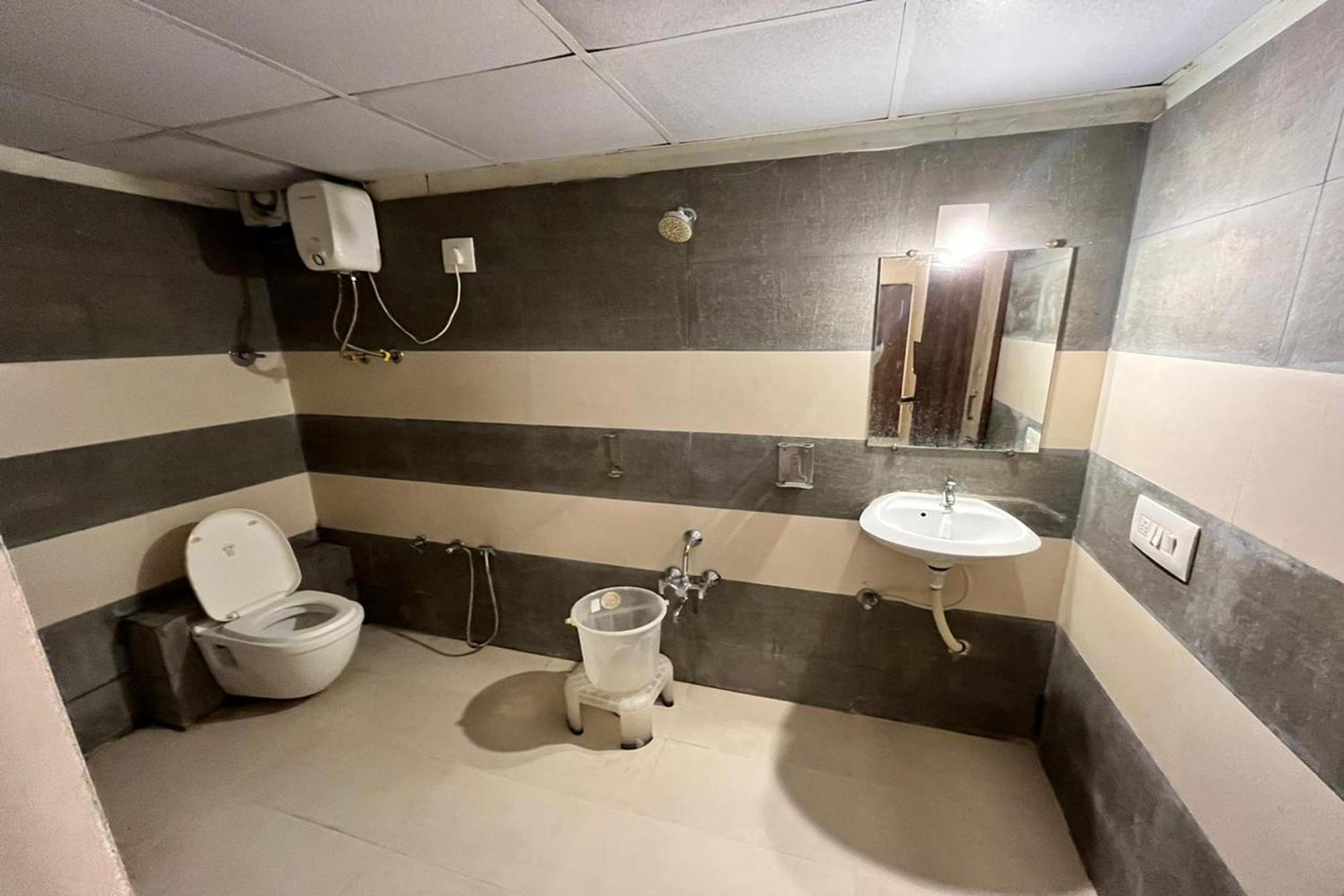 Hotel Kalyan Palace Batwa Экстерьер фото