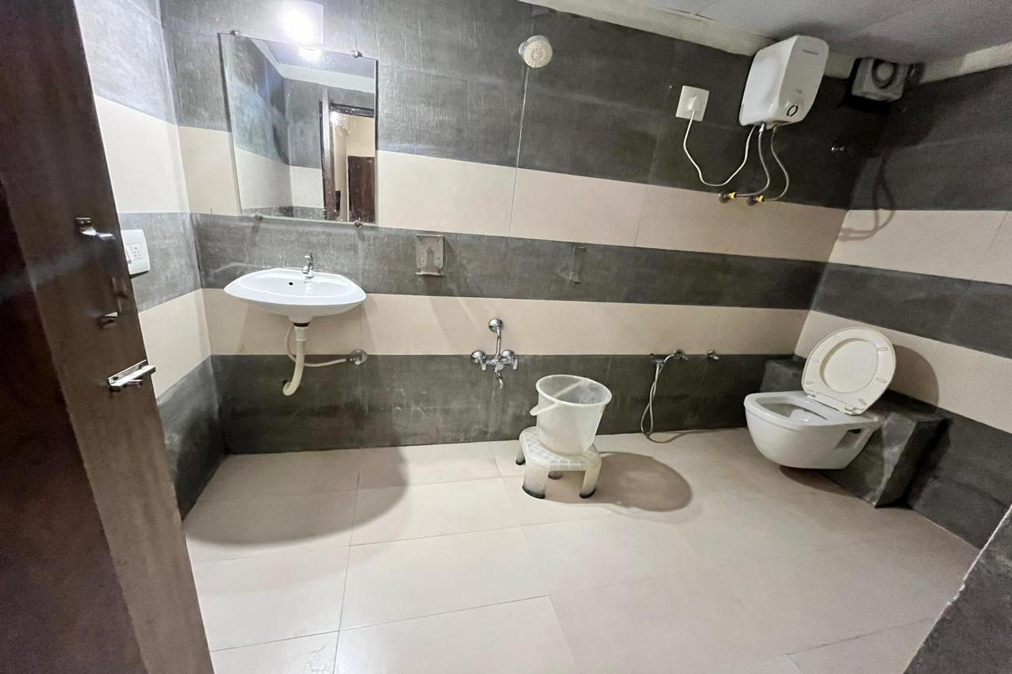 Hotel Kalyan Palace Batwa Экстерьер фото