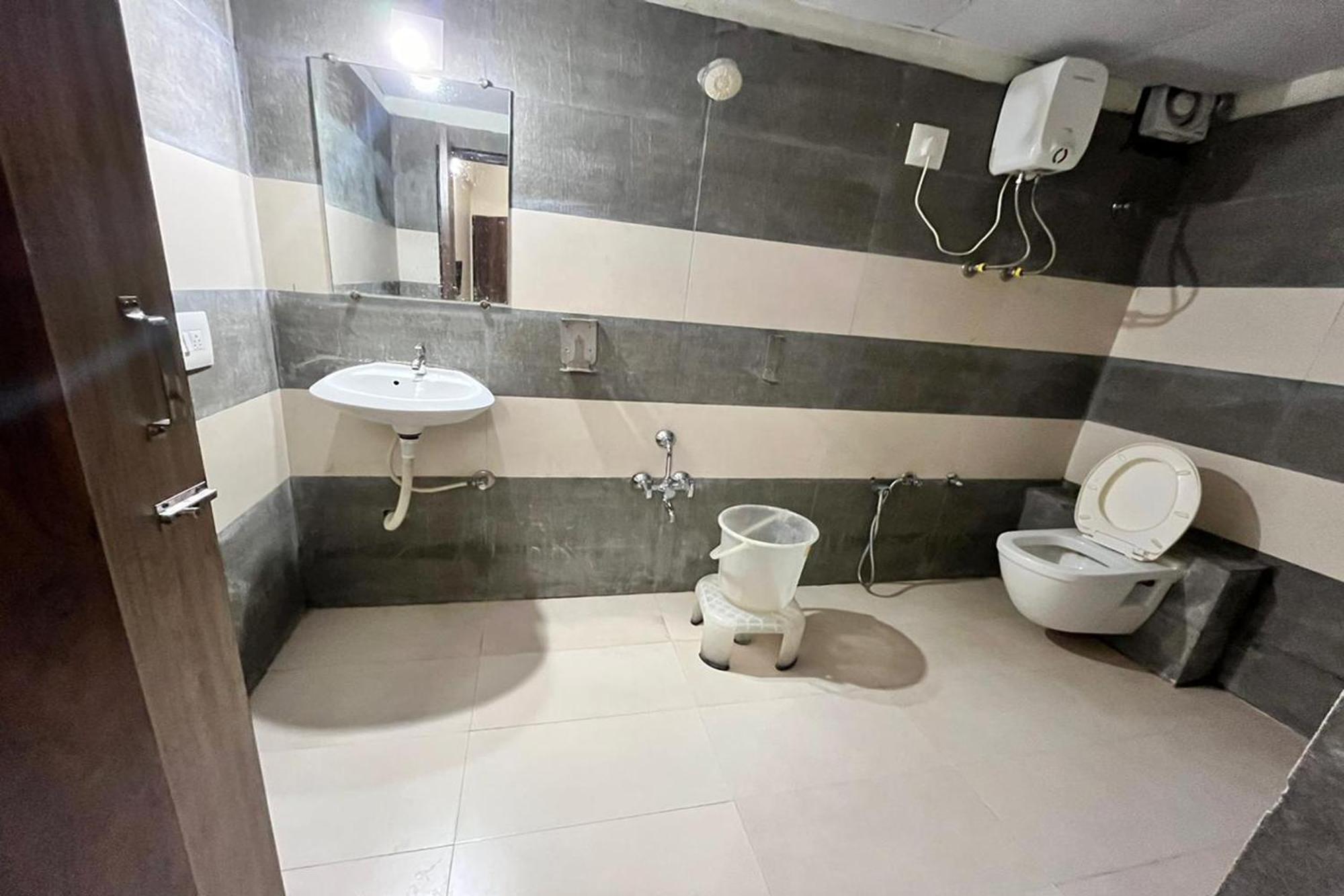 Hotel Kalyan Palace Batwa Экстерьер фото